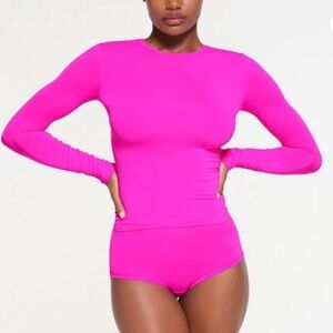 NWOT SKIMS Soft Smoothing Seamless Long Sleeve T-Shirt